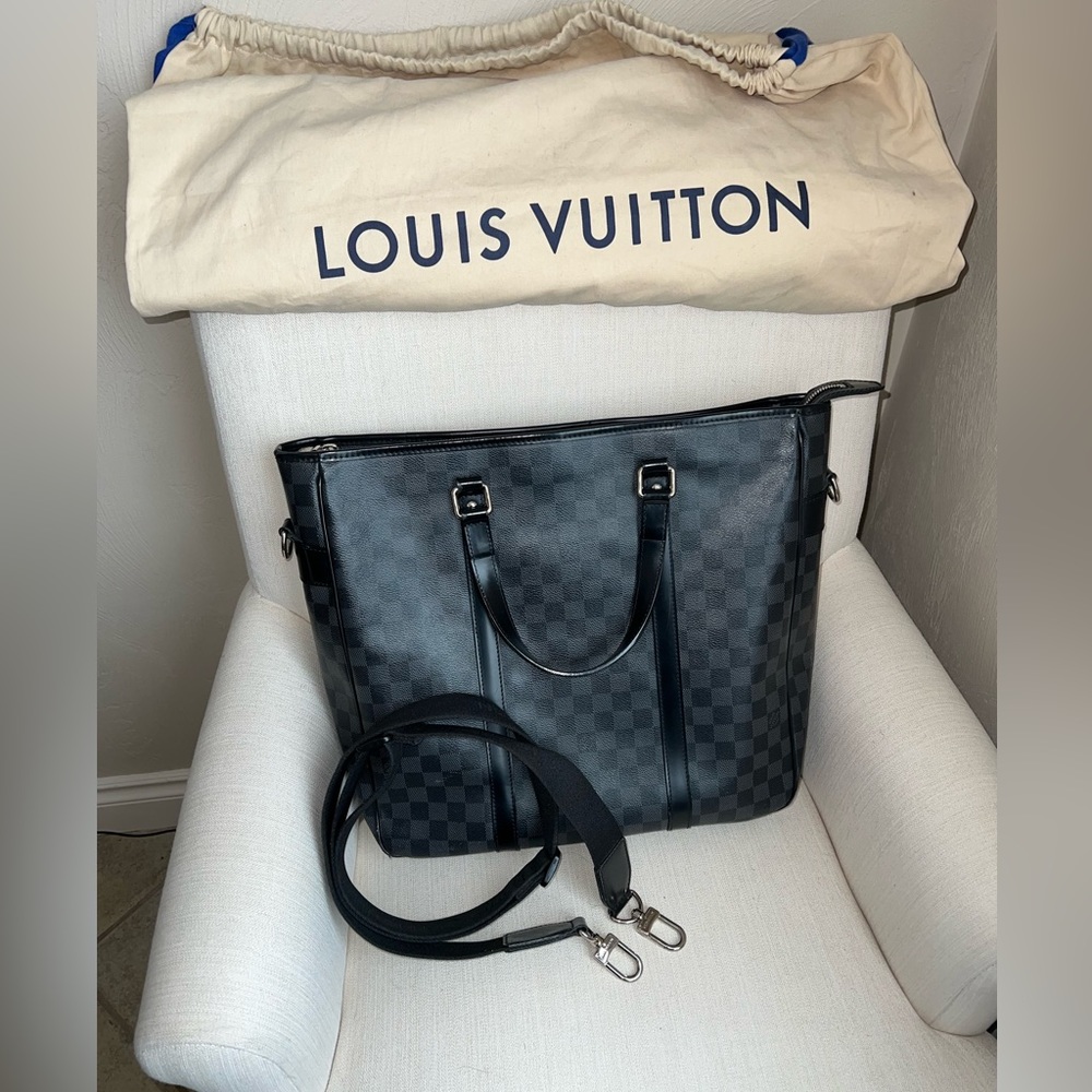 Louis Vuitton Tadao Damier Graphite
Messenger/Laptop Bag Excellent Condition